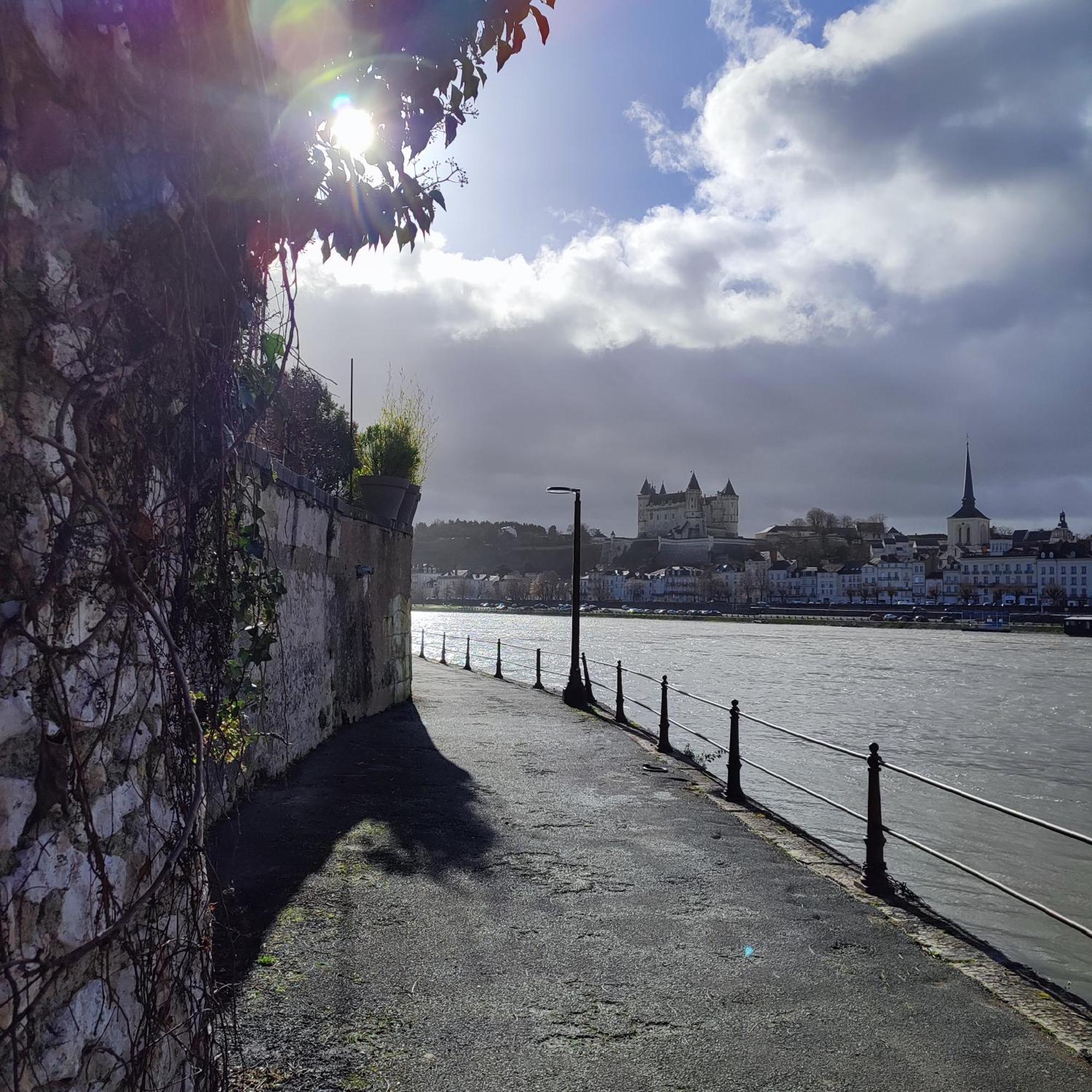 Une - Halte Entre Les Ponts - En Toute Simplicite Saumur Bagian luar foto
