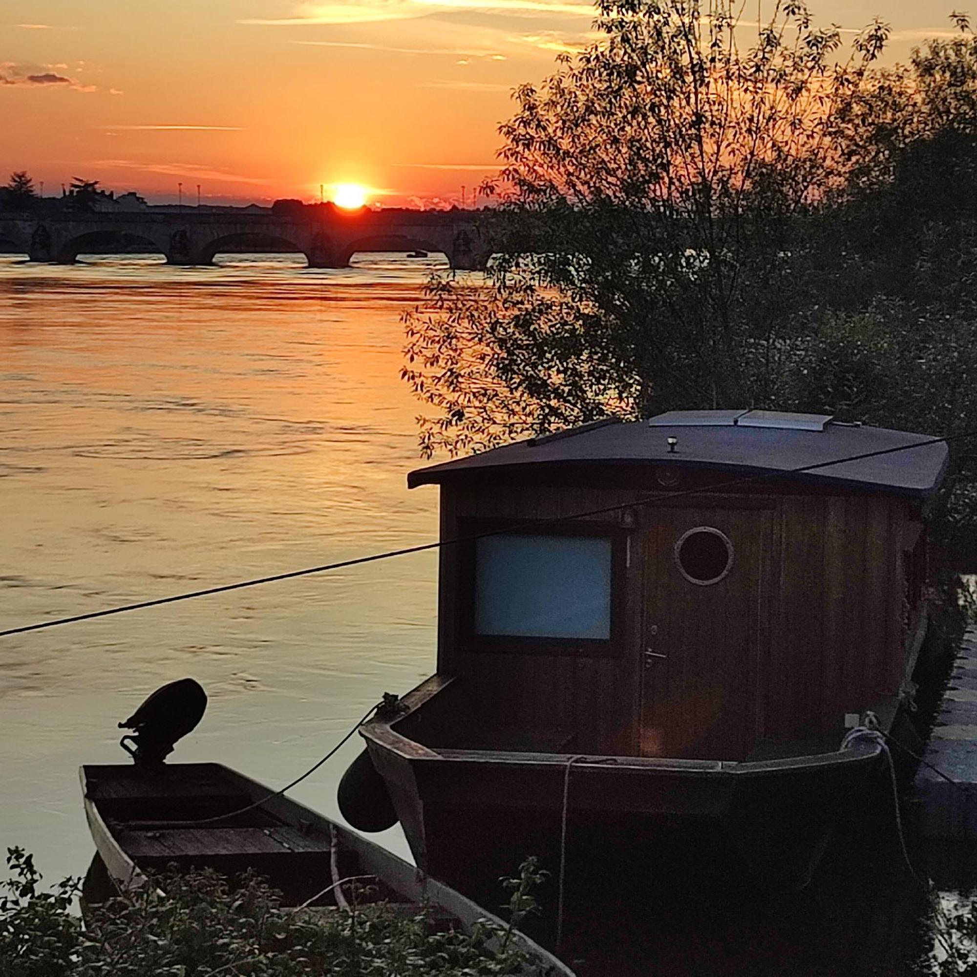 Une - Halte Entre Les Ponts - En Toute Simplicite Saumur Bagian luar foto